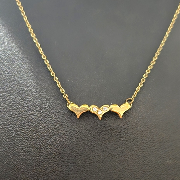VINTAGE GOLD TONE ARTISTRY 3 HEART NECKLACE WITH RHINESTONE - Picture 1 of 8